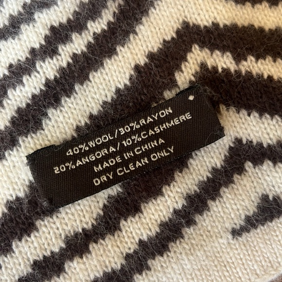 Vintage Coach scarf. Like new. Non smoker. Barely used. - Picture 3 of 4